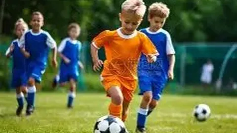 白百何与帅气男士同框照引关注，无名指戒指引发领证传闻